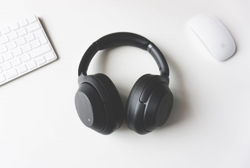 Noise cancelling w słuchawkach – do czego służy i czy rzeczywiście działa?