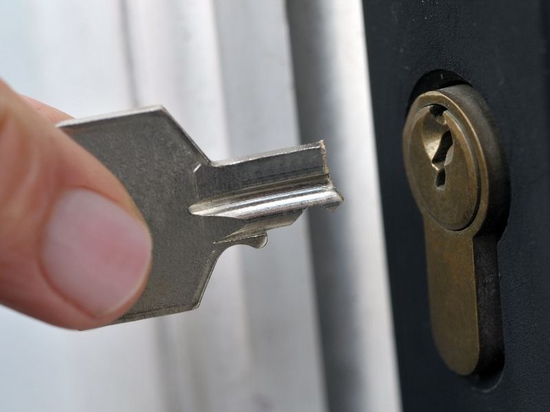 Jak wyciągnąć złamany klucz z zamka?